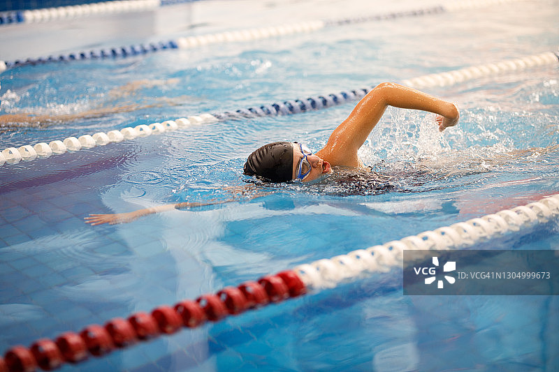 年轻女子游泳运动员参加自由泳比赛图片素材