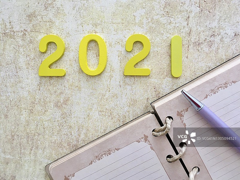 俯瞰2021年的数字，笔记本和笔图片素材