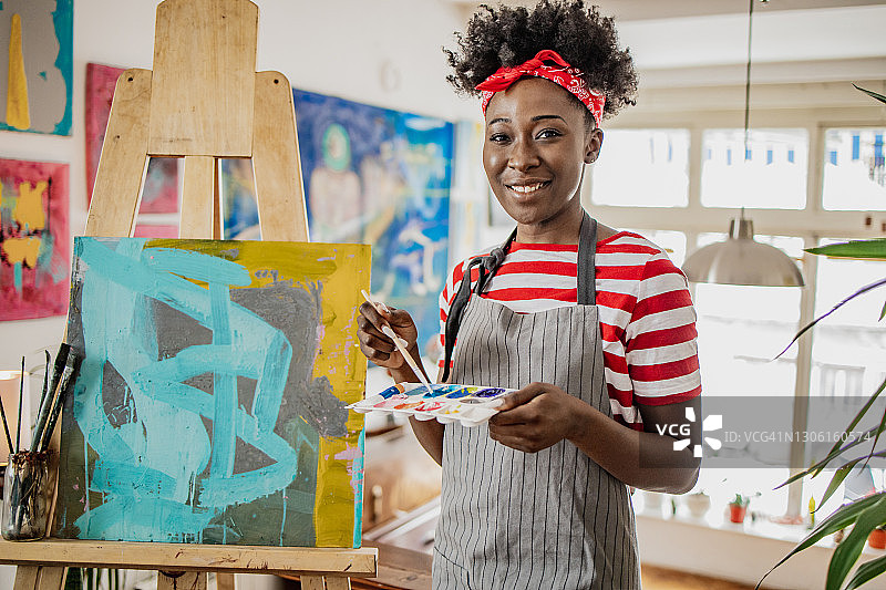 一个年轻的非裔美国女艺术家在工作室的肖像图片素材
