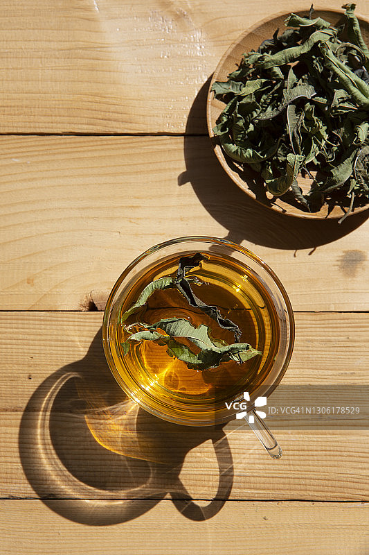 健康梅莉莎茶天然有机芳香饮料在玻璃杯图片素材