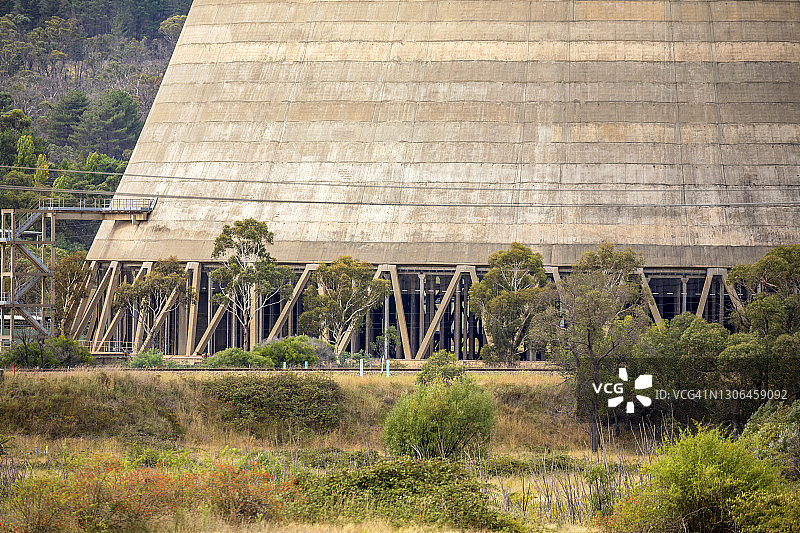 基地的混凝土冷却塔，树木，关闭煤炭发电厂，澳大利亚图片素材
