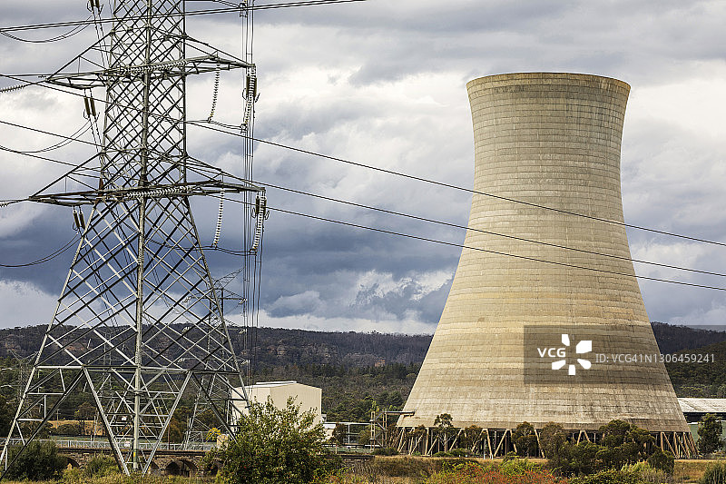 大型冷却塔、电塔、暴风云、煤电厂、澳大利亚图片素材