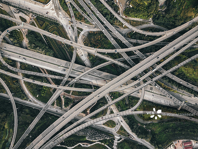 俯视图的道路交叉口和繁忙的天桥图片素材