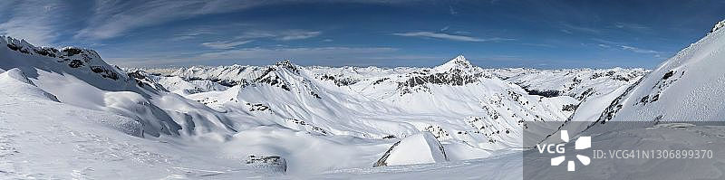 位于杜坎山谷的皮兹杜坎山脉。冰川和白雪覆盖的山脉。Skimo登山。大全景图片素材