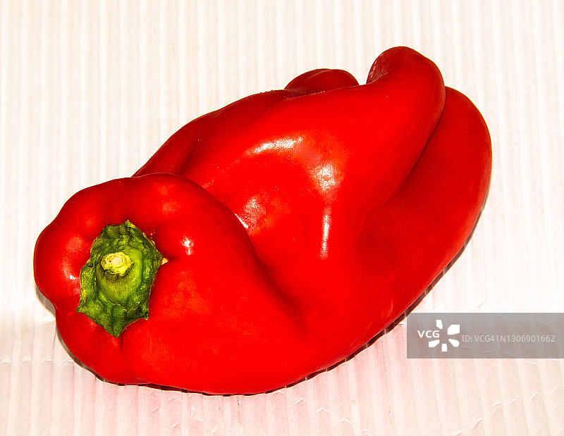 单个完整的红甜椒图片素材
