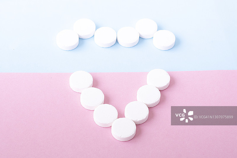 一颗由白色圆形药丸做成的心。健康和医疗的概念图片素材