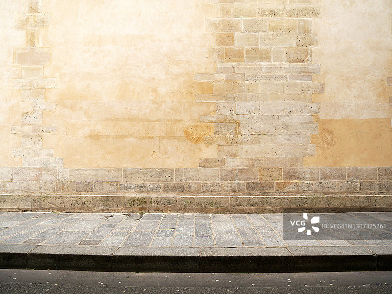 在巴黎，空荡荡的Haussmann立面和铺砌的人行道和街道图片素材