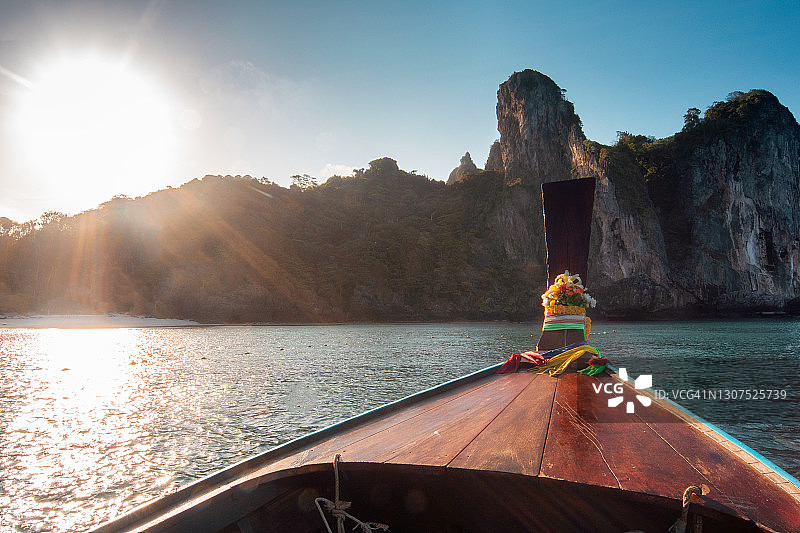 泰国皮皮群岛皮皮泻湖上的长尾船。图片素材