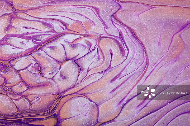 抽象流体艺术背景紫色和白色的颜色。液体的大理石。画布上的丙烯画与紫色梯度图片素材