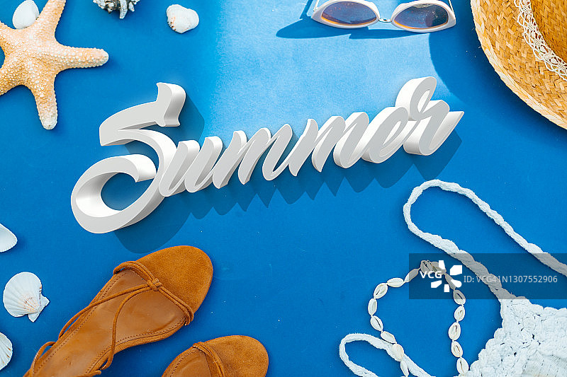 俯视图夏季文字与旅游夏季项目在海军蓝图片素材