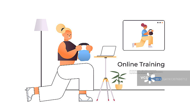 妇女做体育锻炼，同时观看在线视频训练计划与健身教练锻炼的概念图片素材