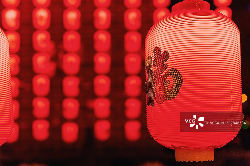 红色的中国灯笼在晚上被点亮图片素材