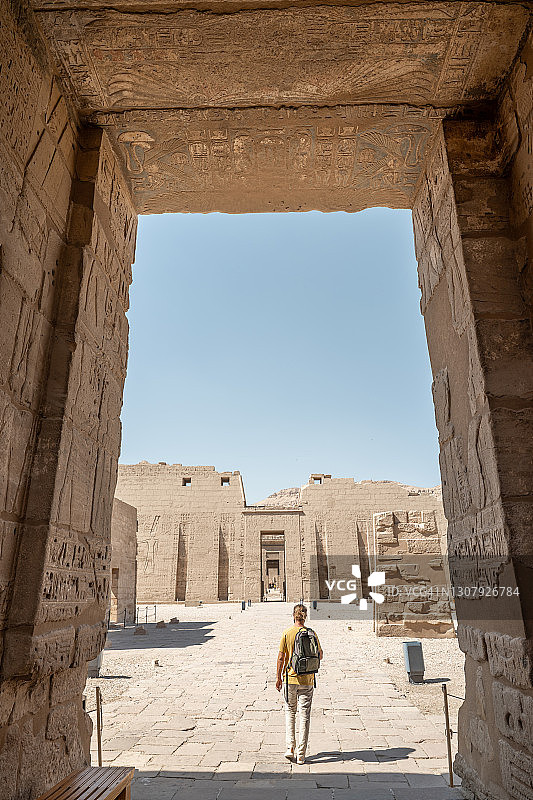 在埃及，人们在一座古老的神庙里感到惊奇图片素材