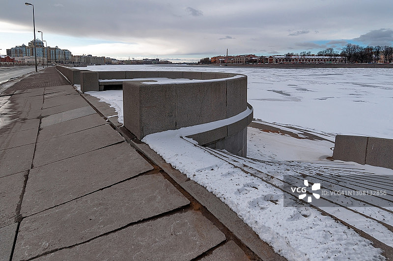 在一个寒冷而晴朗的日子里，圣彼得堡市中心的河堤图片素材