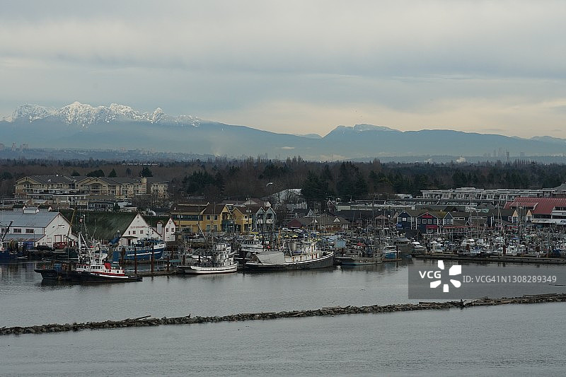 菲泽河上的渔船停靠在史蒂夫顿渔村，这是加拿大西部与太平洋相连的典型港口小镇。照片摄于集装箱船。图片素材
