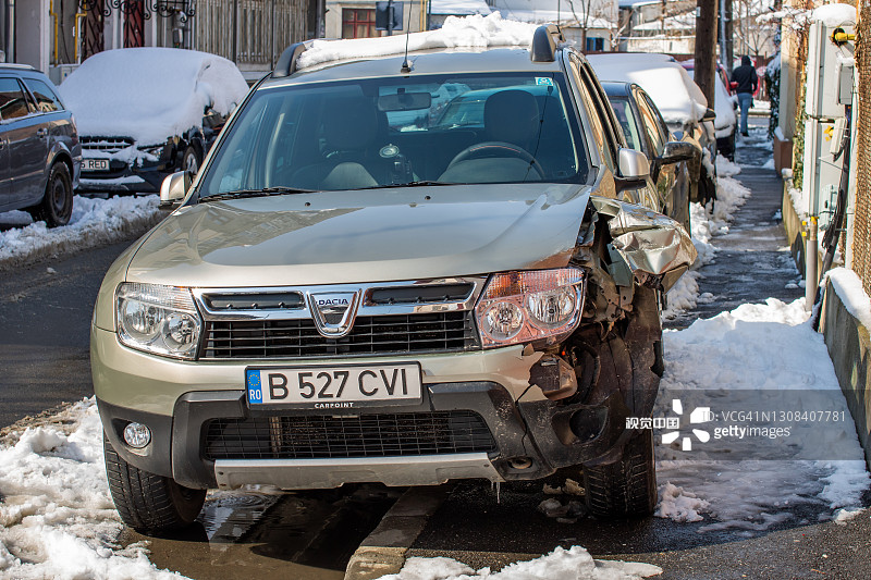 被毁的车的细节，被毁的车。罗马尼亚布加勒斯特，2021年发生交通事故后，金属和塑料被压碎图片素材