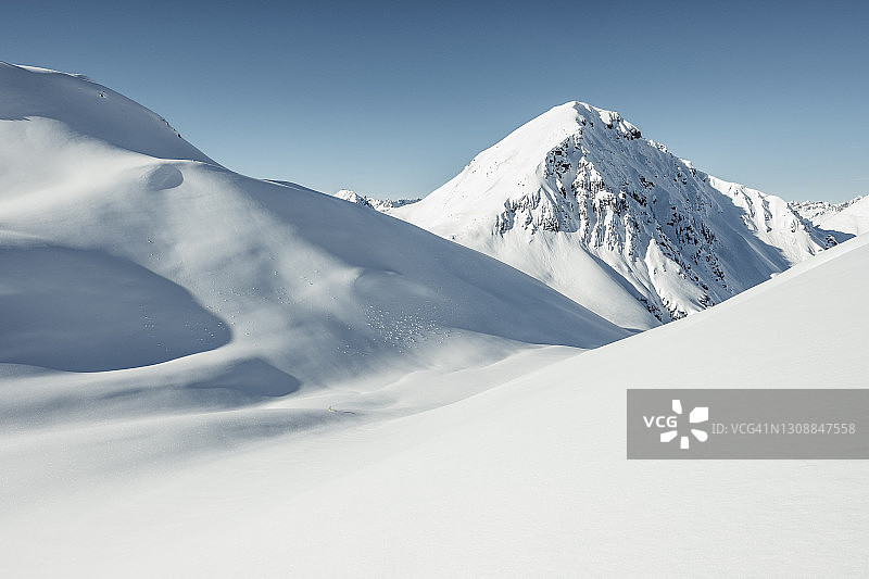 在阳光明媚的日子里，奥地利蒂罗尔的莱克塔尔阿尔卑斯，克罗伊茨约赫和奥特科普夫被白雪覆盖图片素材