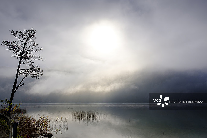 奥地利，上奥地利，萨尔兹卡默古特，芒德湖秋雾中的日出图片素材