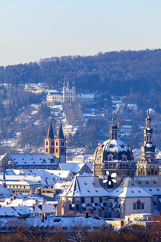 德国、巴伐利亚、维尔茨堡、豪格Stift Haug教堂及周边建筑的冬天图片素材