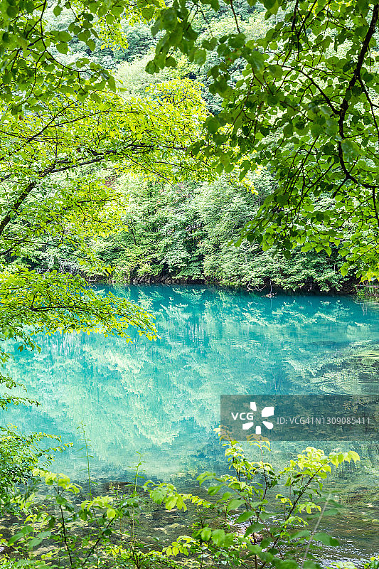 乌纳河碧绿的河水图片素材
