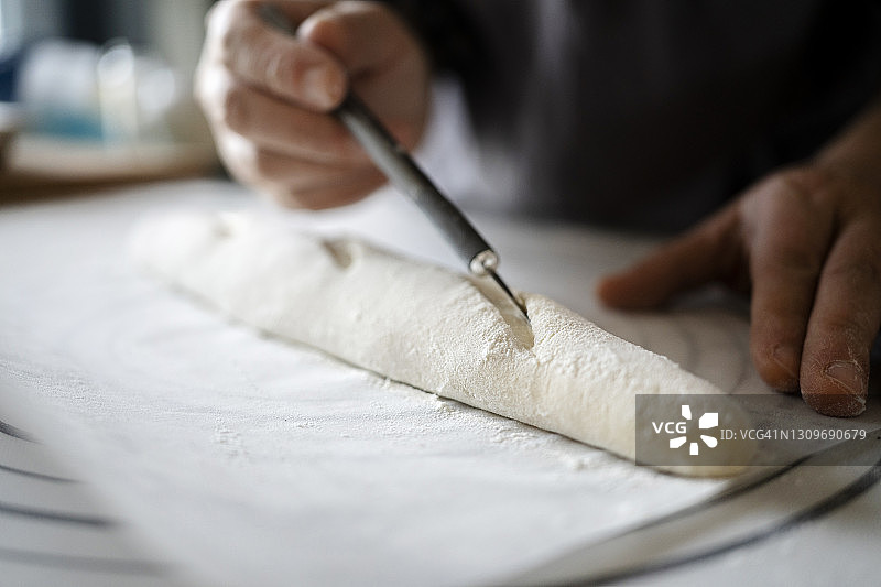手工面包:在长棍面包上刻痕图片素材
