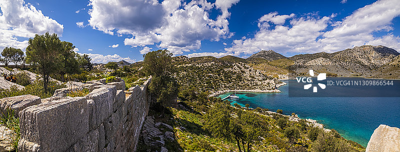 土耳其博祖卡勒湾一座古老城堡的废墟。爱琴海的岩石海岸图片素材