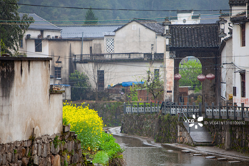 小溪流过古老的村庄图片素材