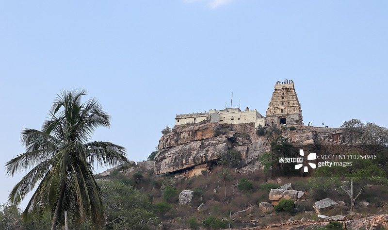 梅尔科特镇以美丽的寺庙景观而闻名，这里是瑜伽Narasimha寺庙，在印度卡纳塔克邦的一座小山上，映衬着蓝天。图片素材