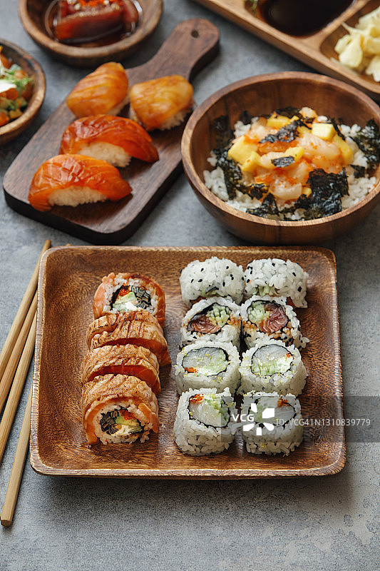 寿司和寿司卷套装图片素材