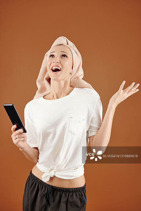兴奋的女人拿着智能手机图片素材