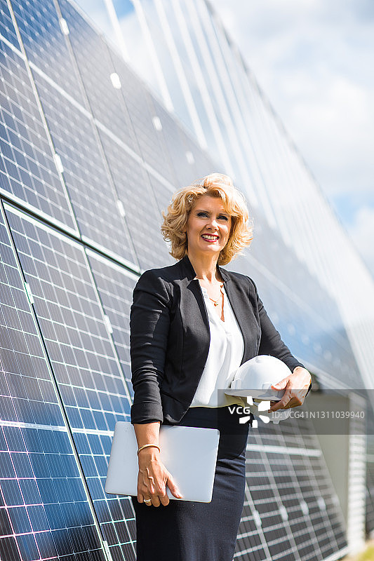 一位太阳能电池板站点的女经理工程师图片素材