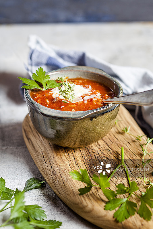 一碗即食番茄汤，配酸奶油和欧芹图片素材