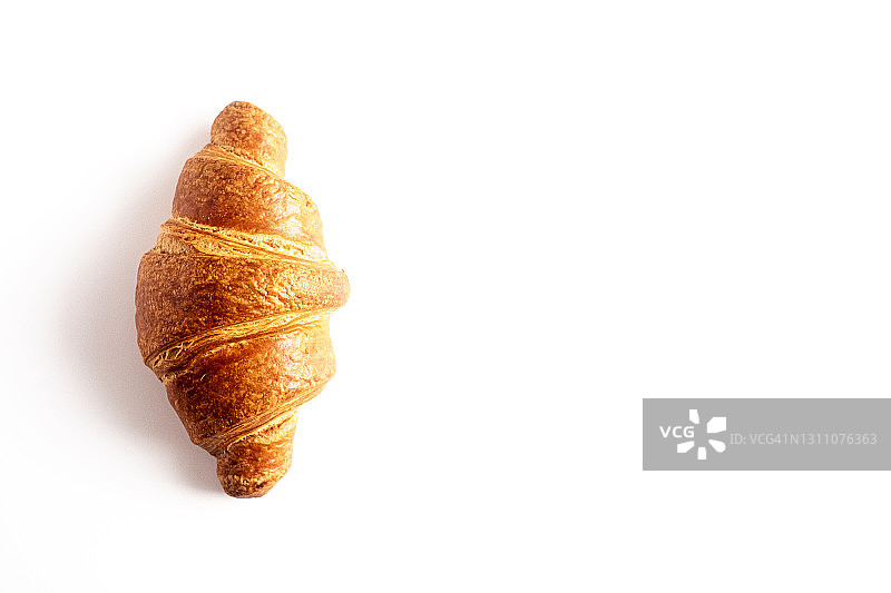 新鲜烤牛角面包孤立在白色背景图片素材