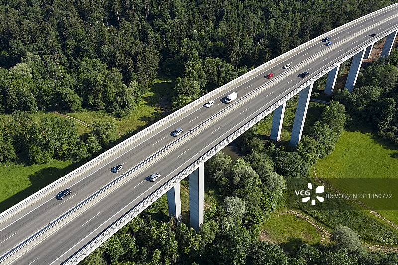 公路桥梁与汽车交通，鸟瞰图图片素材