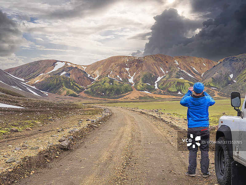 男游客拍摄的火山景观图片素材