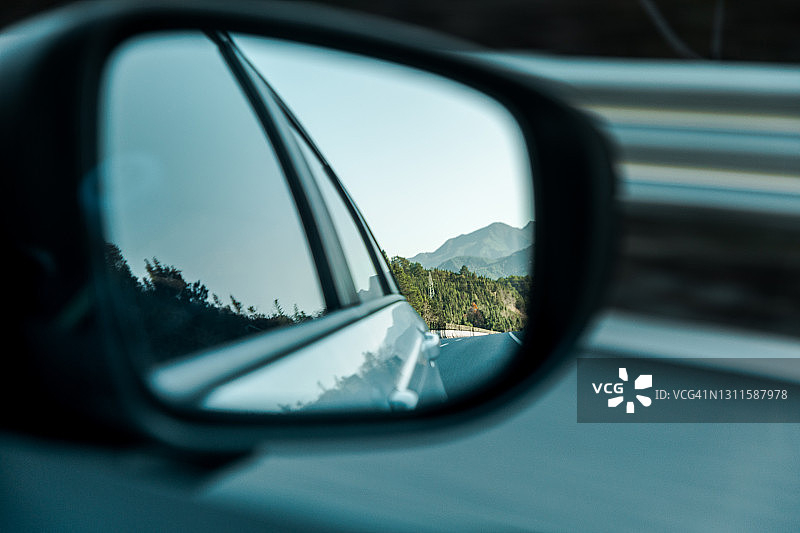 美丽的山景反射在汽车的侧视镜图片素材