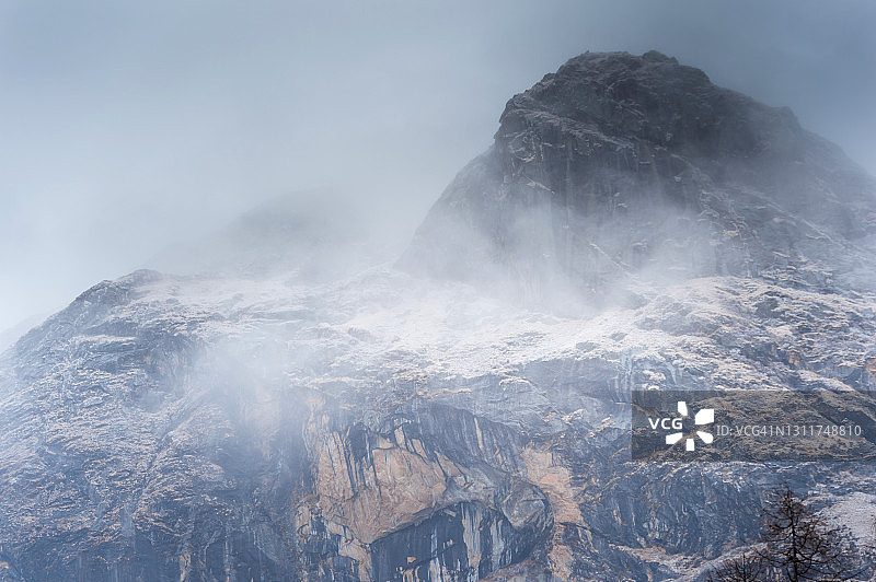 有雾的早晨岩石蓝色调放松山图片素材