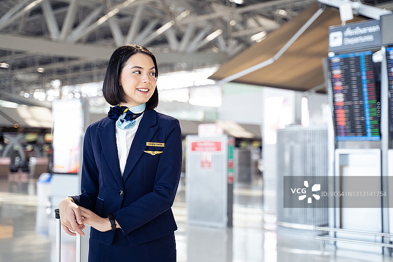 美丽的白人空乘人员的肖像，微笑着，看着右边的自信的脸和幸福的机场航站楼。欢迎所有客户或乘客乘坐飞机图片素材
