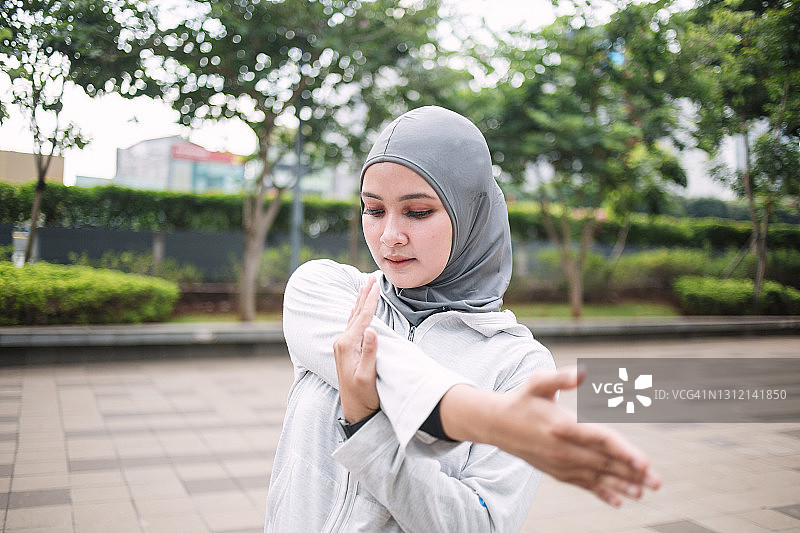 印尼女运动员做伸展运动图片素材