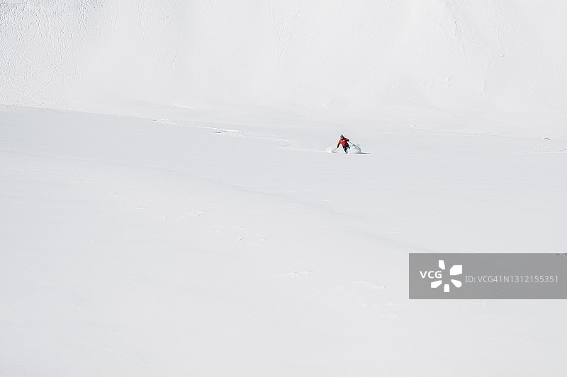 在不列颠哥伦比亚省的坦塔罗斯山脉，滑雪者从鼓风机粉末下图片素材