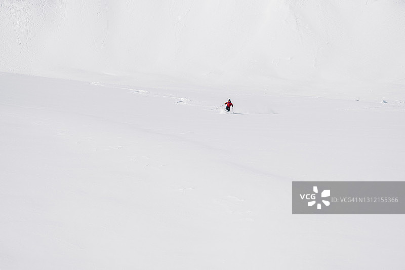 在不列颠哥伦比亚省的坦塔罗斯山脉，滑雪者从鼓风机粉末下图片素材