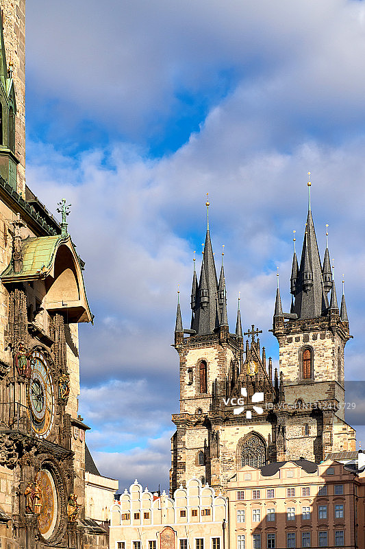 捷克共和国圣尼古拉斯教堂的低角度视图图片素材