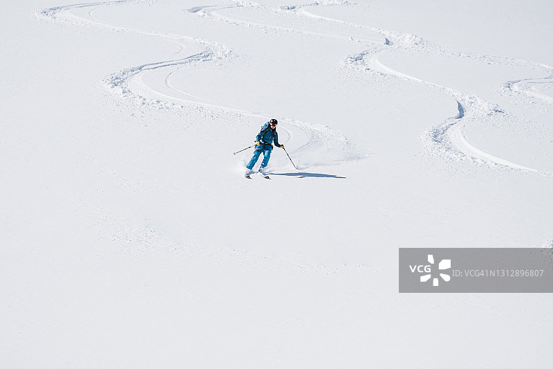 女野外滑雪者滑雪冰川雪坡图片素材