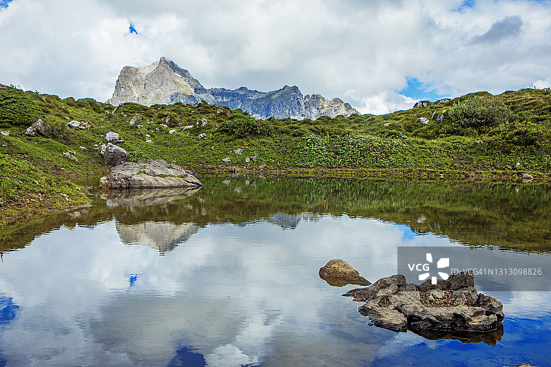 美丽的奥地利乡村风景的一个湖图片素材