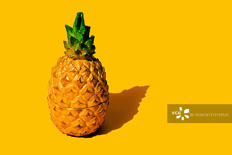 淡黄色背景上的菠萝图片素材