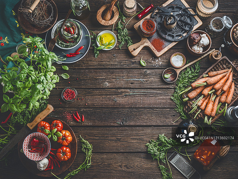 食物背景架与各种新鲜蔬菜和药草木制餐桌上的古董器具，香料和味道。图片素材