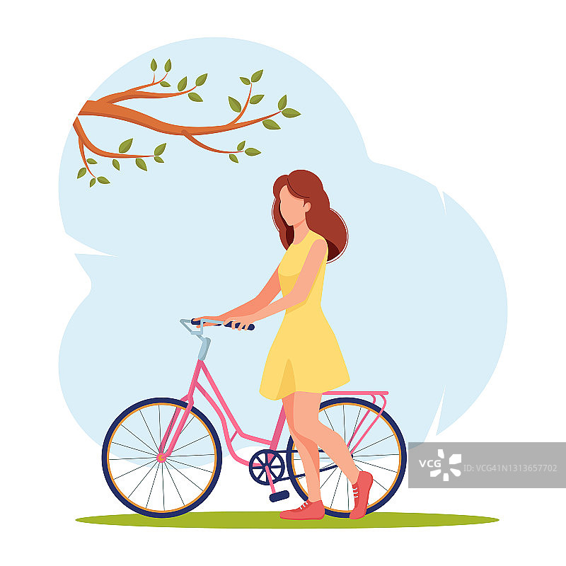 在蓝色的天空中，穿着夏装的女孩站在粉红色的自行车旁边图片素材