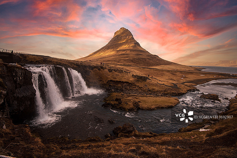 美丽如画的日落雄伟的Kirkjufell(教堂山)和瀑布。Kirkjufell山,冰岛。著名的旅游地点。图片素材