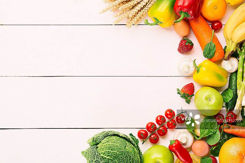 蔬菜，水果种类在白色木制背景。素食健康食品理念。购买食品和杂货图片素材