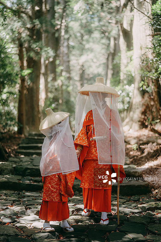 母亲和女儿穿着和服走在熊野Kodo朝圣之路，日本图片素材